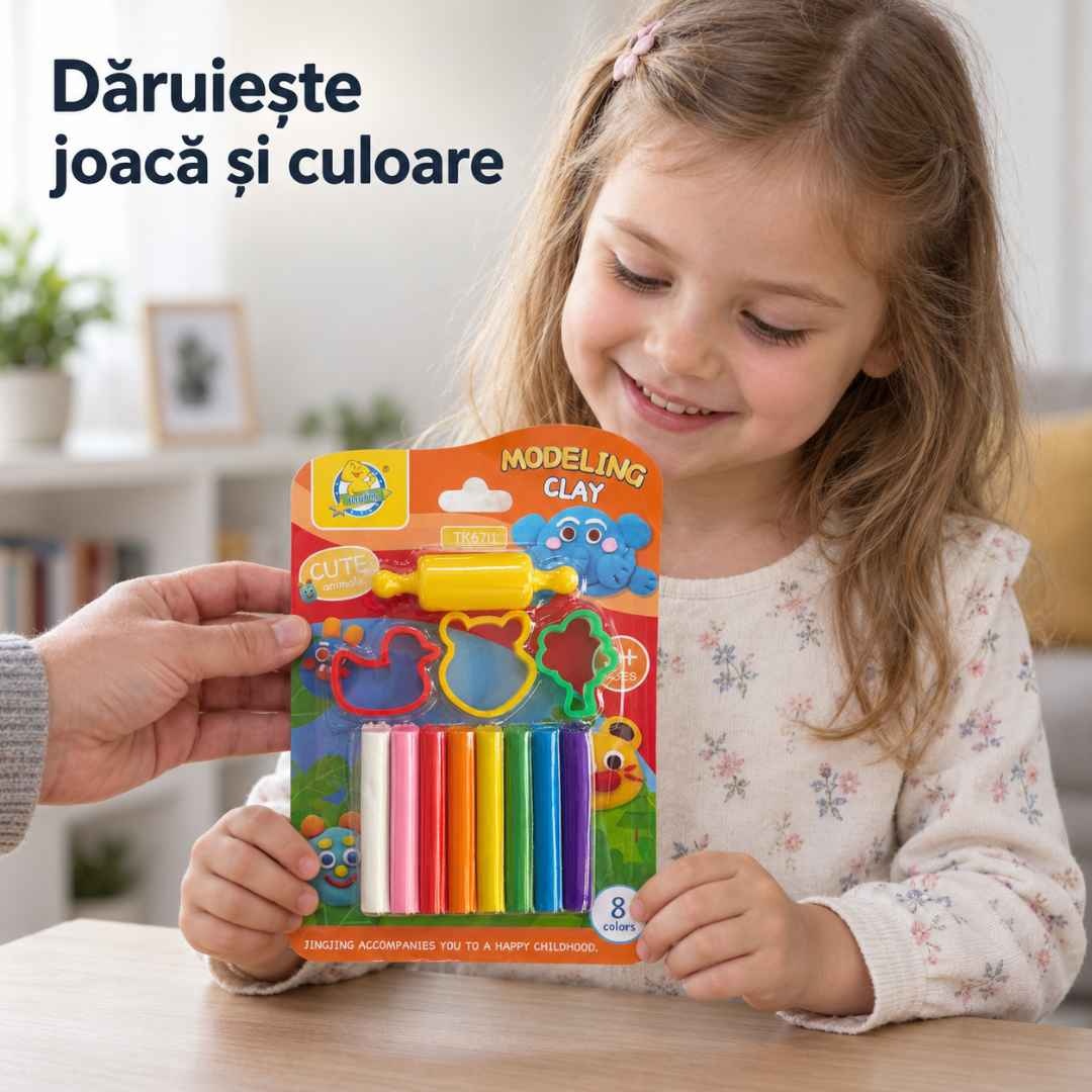 Copil primește cadou setul de plastilină în ambalajul original