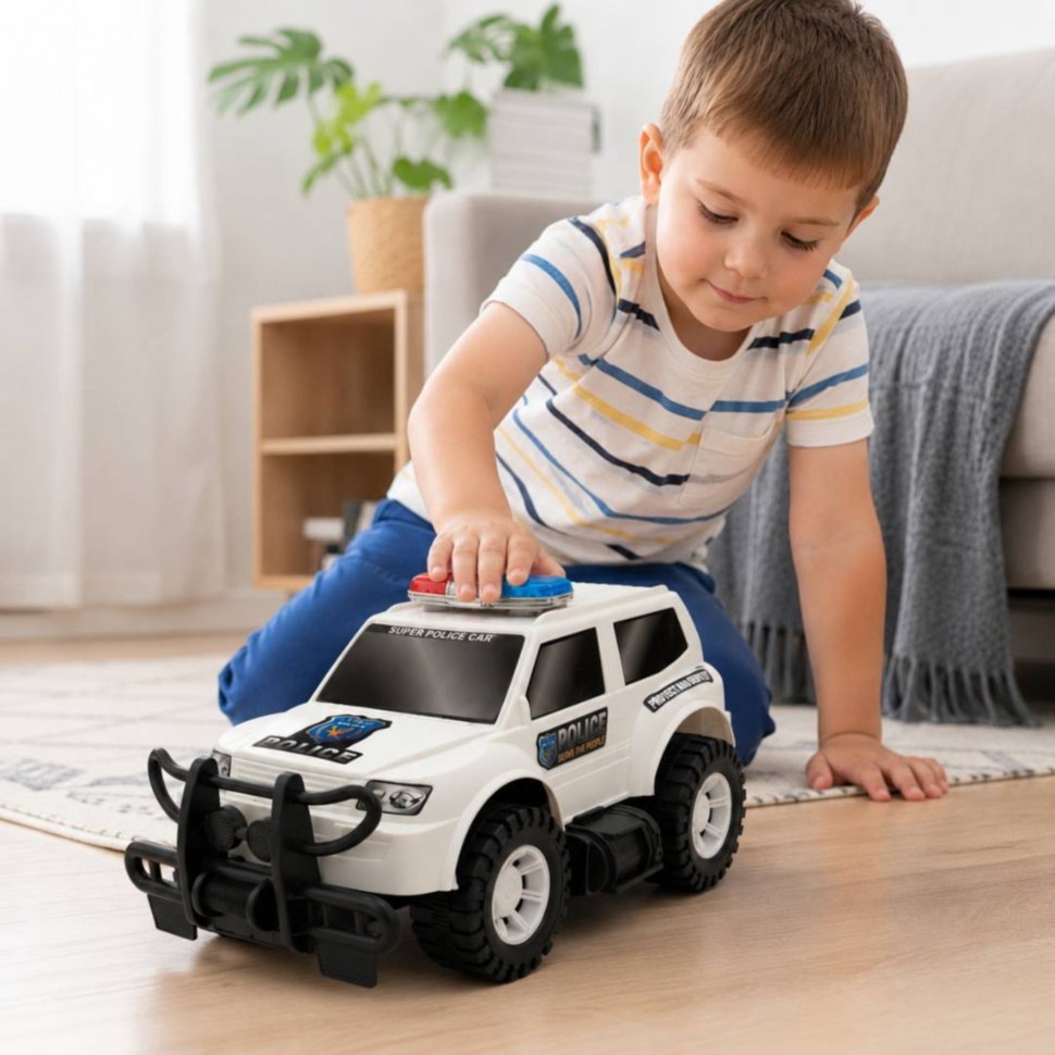 Copil se joacă în casă cu mașina de poliție SUV de 31 cm