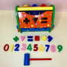 Căsuță interactivă educativă cu ciocan și forme geometrice