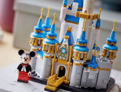 Castelul Disney de construcție cu figurina Mickey Mouse | image