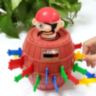 Joc Interactiv Pop-Up cu Pirat în Butoi și Săbii Colorate