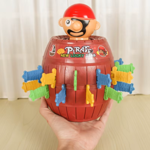 Joc Interactiv Pop-Up cu Pirat în Butoi și Săbii Colorate