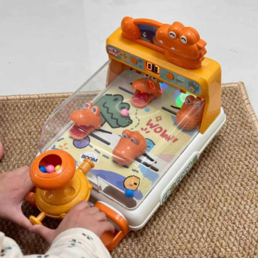 Mașină de Pinball Interactivă cu Crocodili și Bile Colorate (culoare aleatorie)
