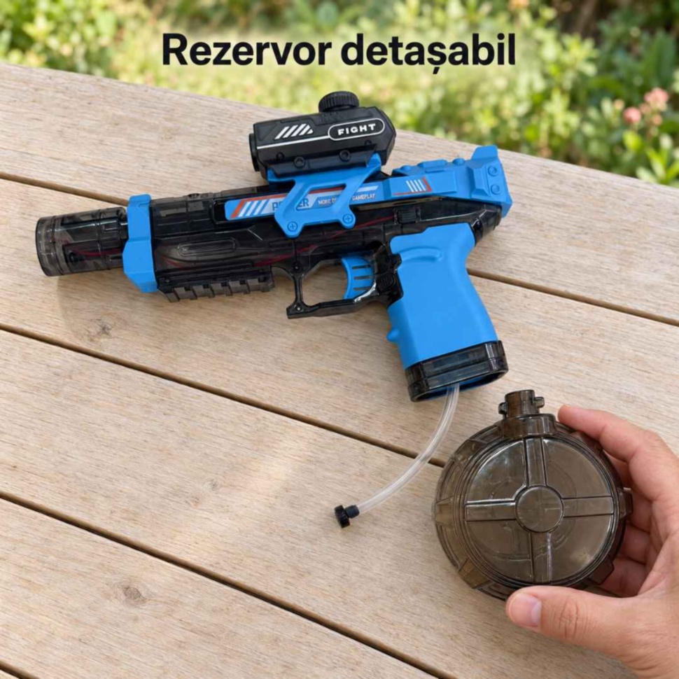 Rezervorul detașabil al pistolului electric cu apă, prezentat separat de mâner