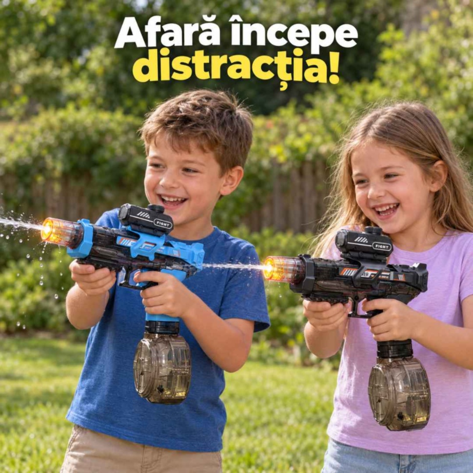 Doi copii se joacă afară cu cele două variante de culoare ale pistolului electric cu apă