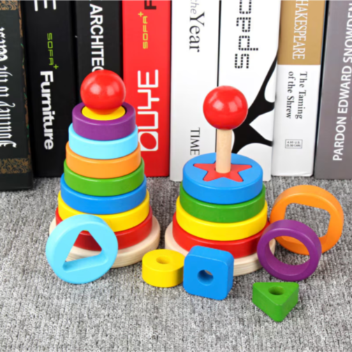 Turn Montessori din Lemn cu Forme Geometrice și Inele Colorate – Joc Educativ 2 în 1