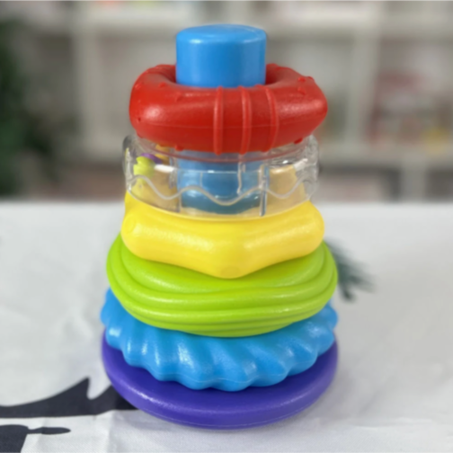 Piramidă cu inele colorate și texturi combinate