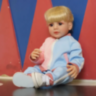 Păpușă Reborn cu Trening Roz-Albastru – 55 cm