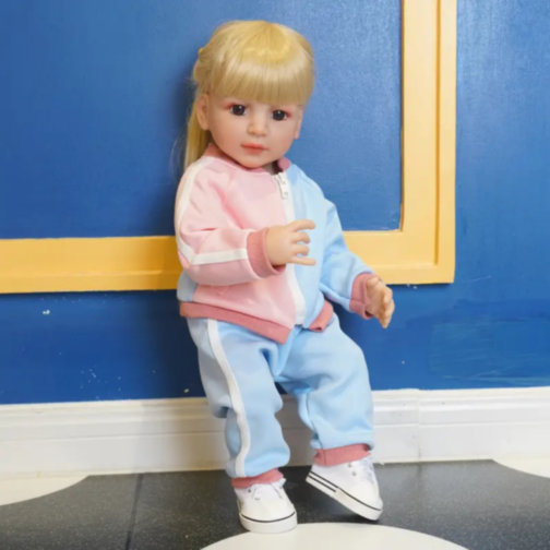 Păpușă Reborn cu Trening Roz-Albastru – 55 cm