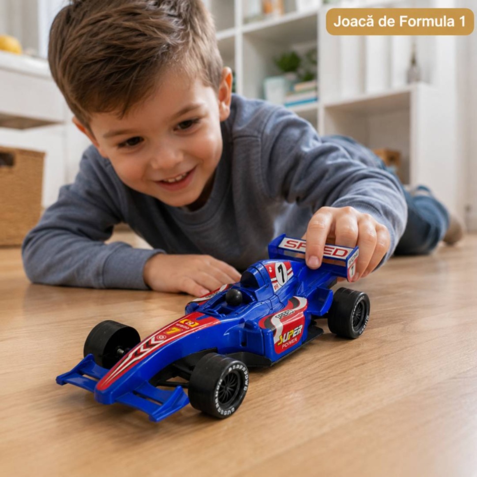 Copil se joacă pe podea cu mașina de curse cu inerție tip Formula