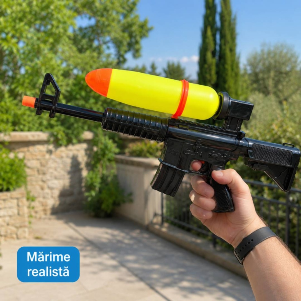 Mărime realistă a puștii de apă pentru copii ținută în mână
