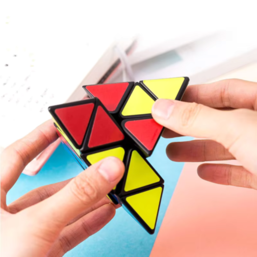 Piramidă puzzle magică colorată