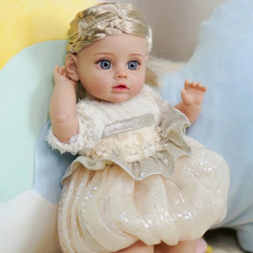 Păpușă Reborn Interactivă Blondă cu Rochie Albă și Voce – 35 cm 