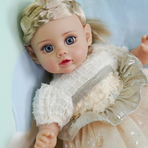 Păpușă Reborn Interactivă Blondă cu Rochie Albă și Voce – 35 cm 