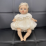 Păpușă Reborn Interactivă Blondă cu Rochie Albă și Voce – 35 cm 