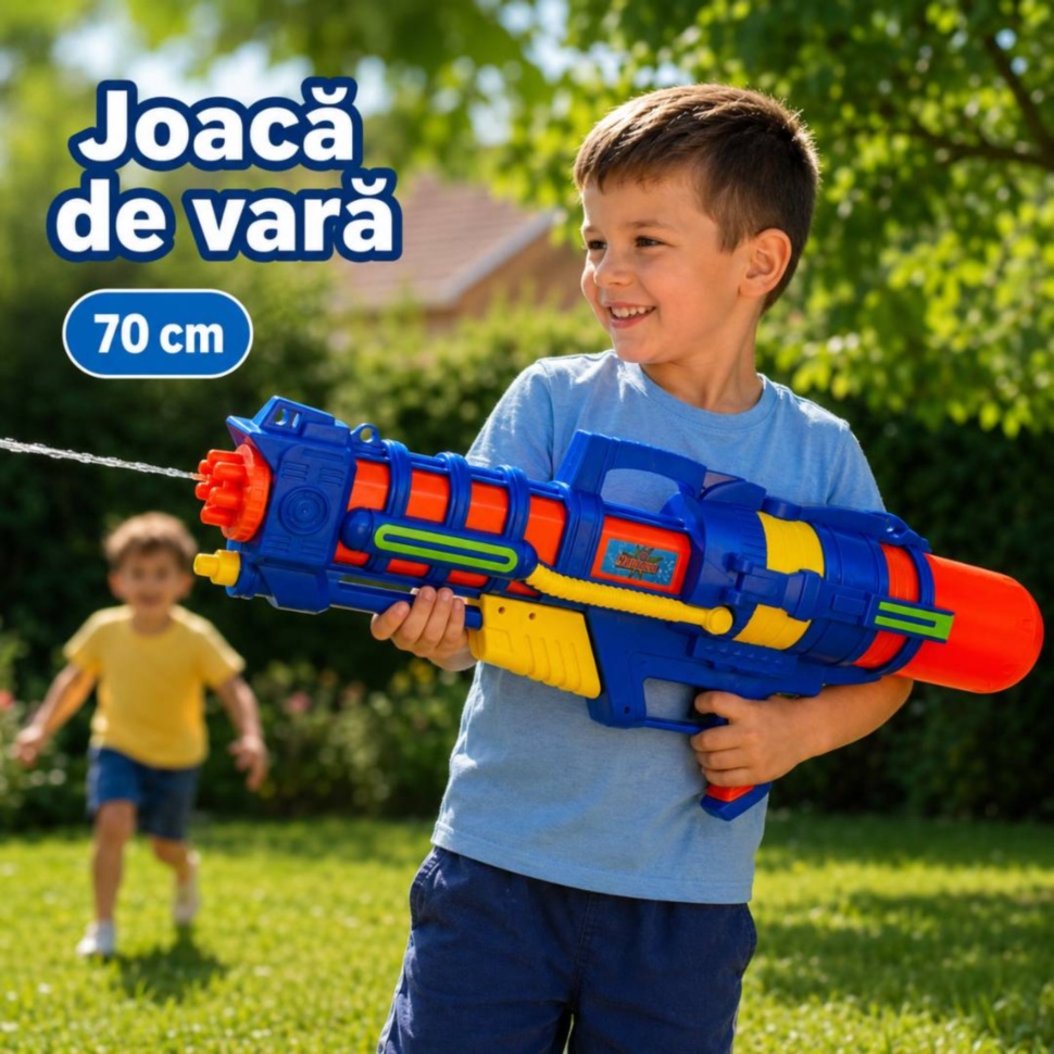 Copil se joacă afară cu pistol cu apă manual de 70 cm