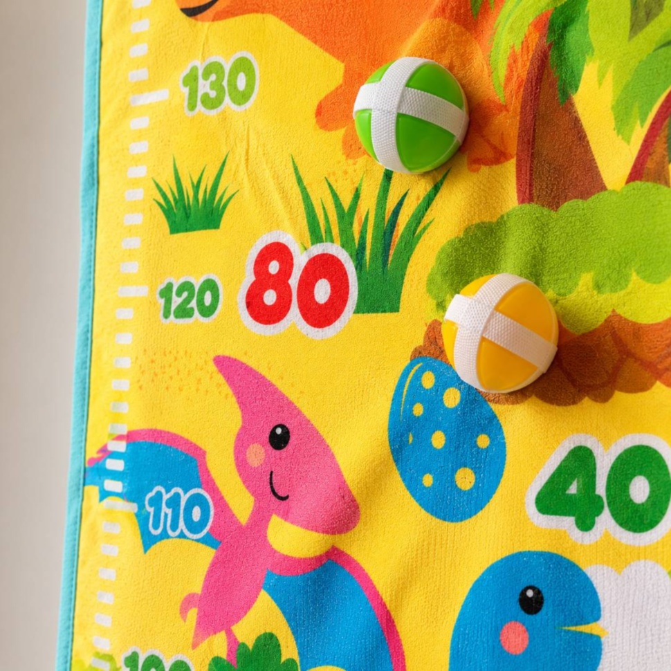 Detaliu mingi Velcro prinse pe panoul de măsurare cu dinozauri