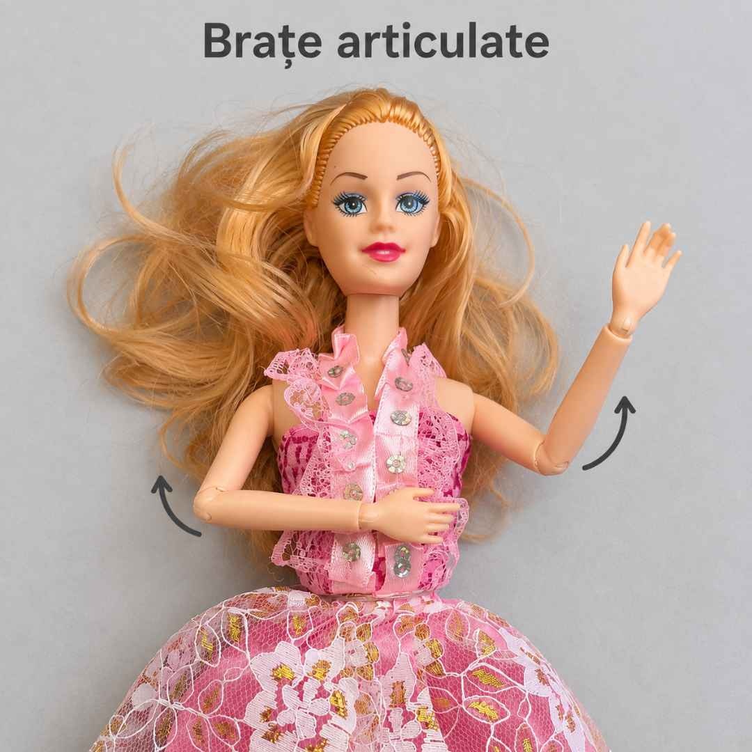 Detaliu al brațelor articulate ale păpușii fashion