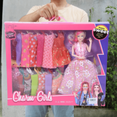 Păpușă Charm Girls cu Rochițe Fashion Set | image