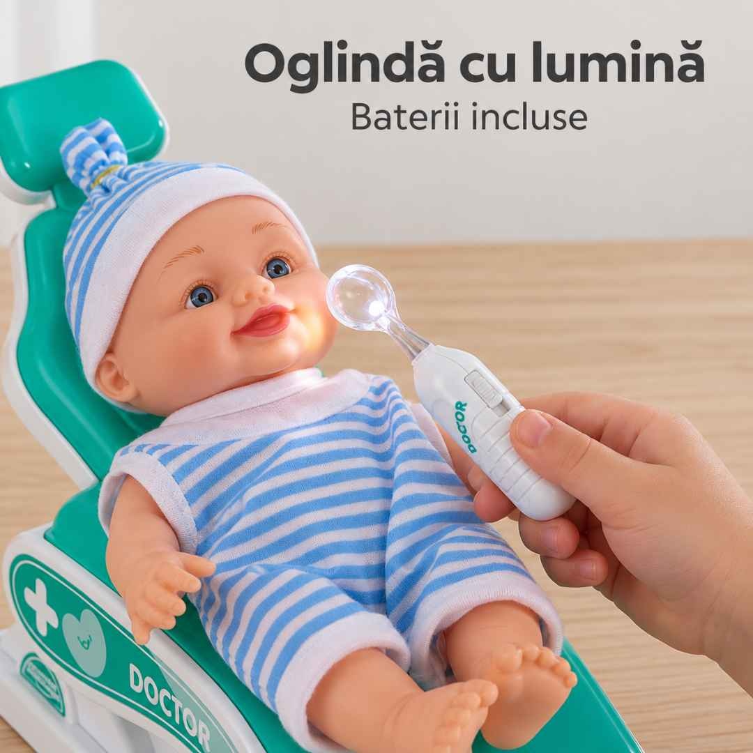 Oglindă dentară de jucărie cu lumină și baterii incluse, lângă păpușa din set