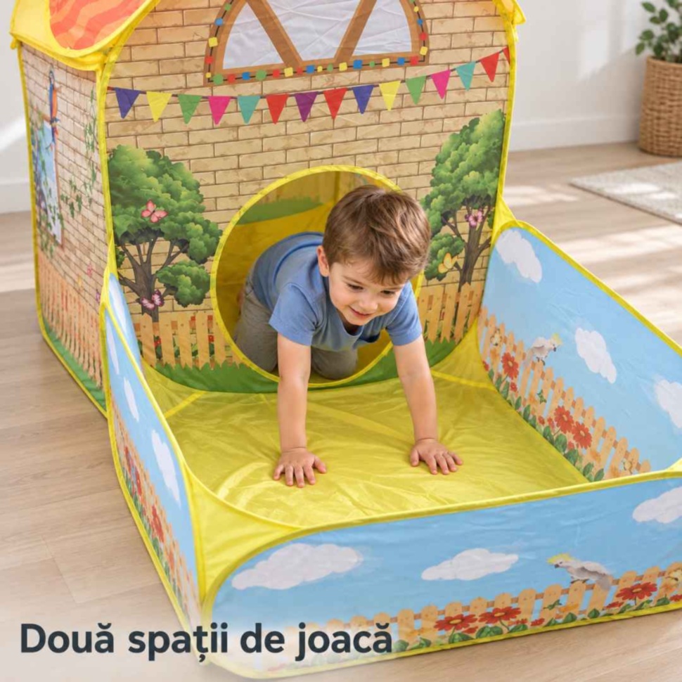 Copil trece prin intrarea rotundă dintre căsuța cort și spațiul frontal de joacă