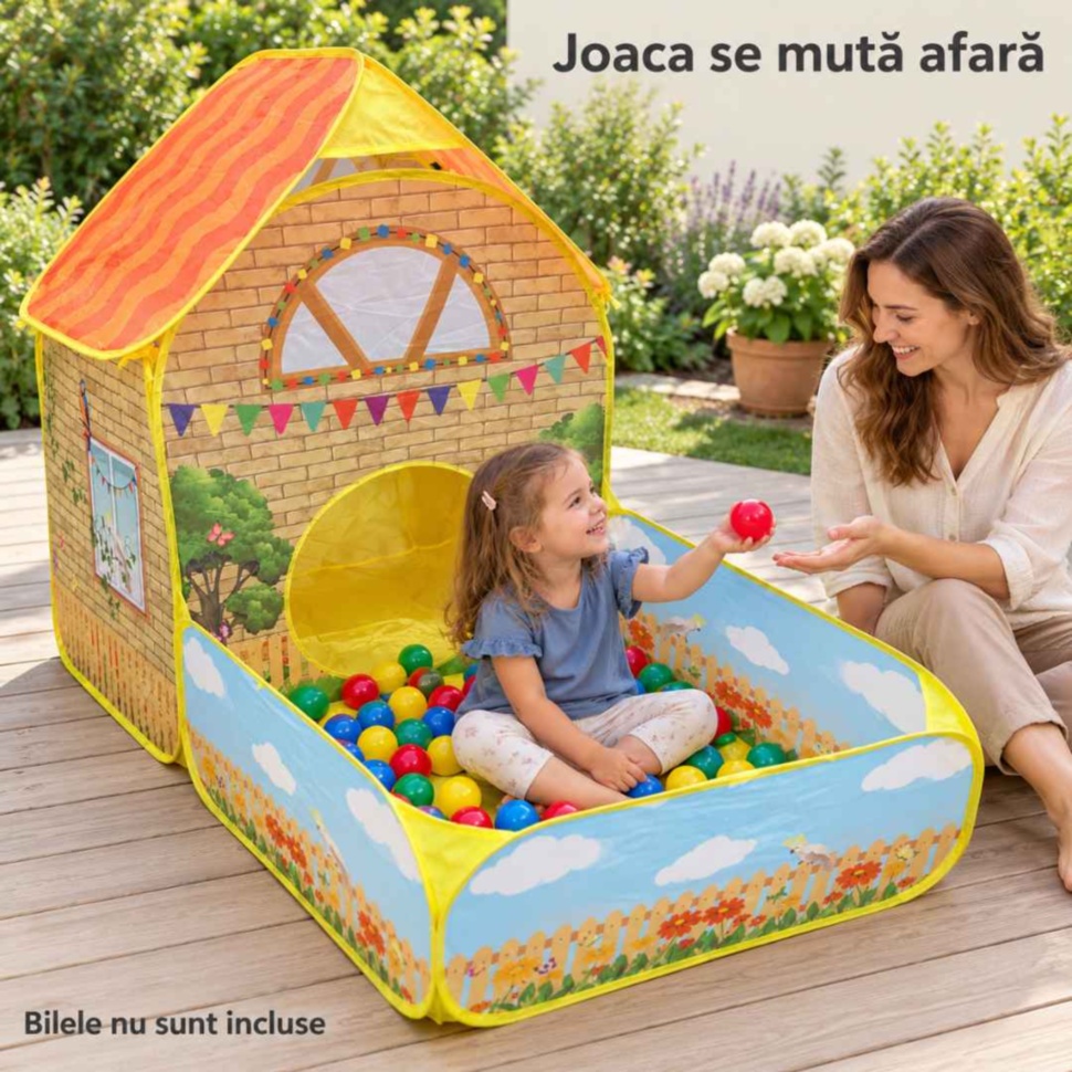 Mamă și fetiță folosesc căsuța de joacă pe o terasă uscată, cu bile achiziționate separat