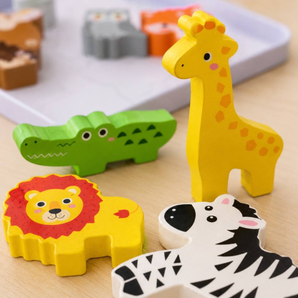 Detaliu cu girafă, crocodil, leu și zebră din puzzle-ul de lemn