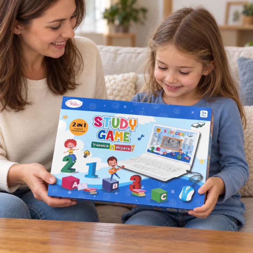 Mamă oferind fetiței laptopul educativ Study Game în cutia originală