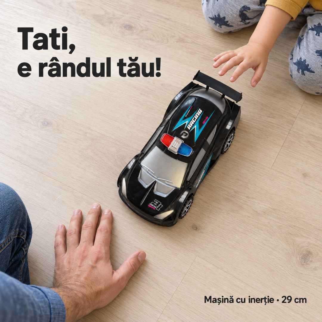 Părinte și copil trimit pe rând mașina sport neagră de la unul la altul, pe podeaua de lemn