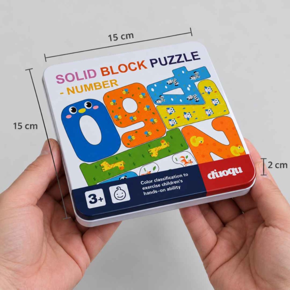 Cutia metalică a puzzle-ului ținută în mâini, cu dimensiunile de 15 × 15 × 2 cm