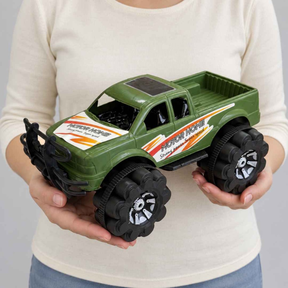 Mașină pickup verde de 26 cm, ținută în mâinile unui adult pentru a arăta dimensiunea reală