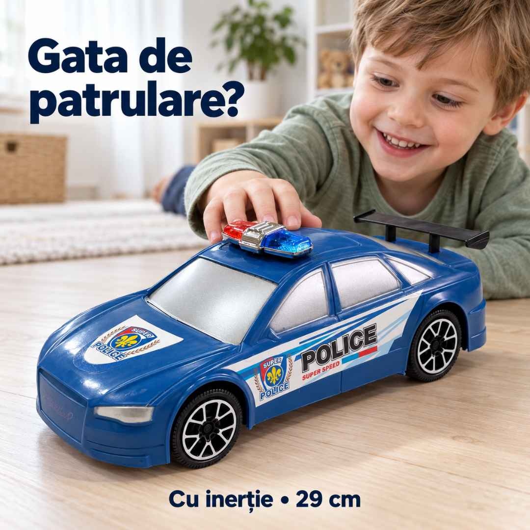 Copil se joacă pe podea cu mașina albastră de poliție cu inerție, de 29 cm
