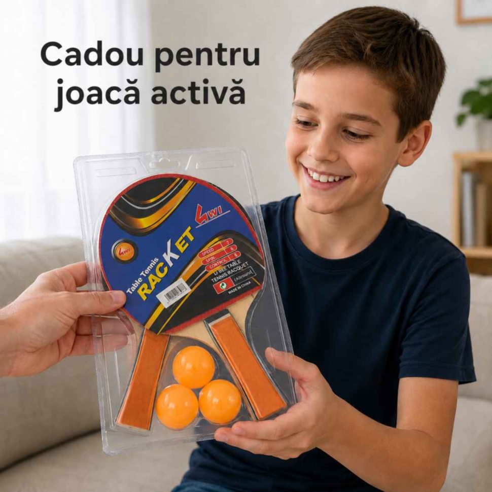 Copil primește cadou setul de tenis de masă cu două palete și trei mingi