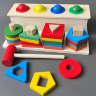 Sortator Montessori din Lemn cu Ciocănel și Forme Geometrice