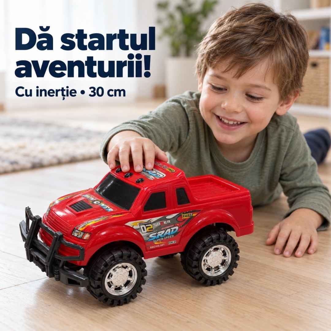 Copil împinge pe podea mașina de teren roșie tip pick-up, cu inerție și roți mari