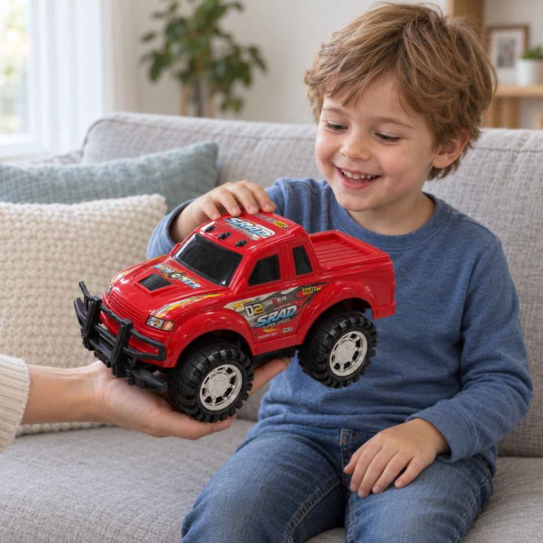 Copil primește mașina de teren roșie tip pick-up, susținută în mâna unui adult