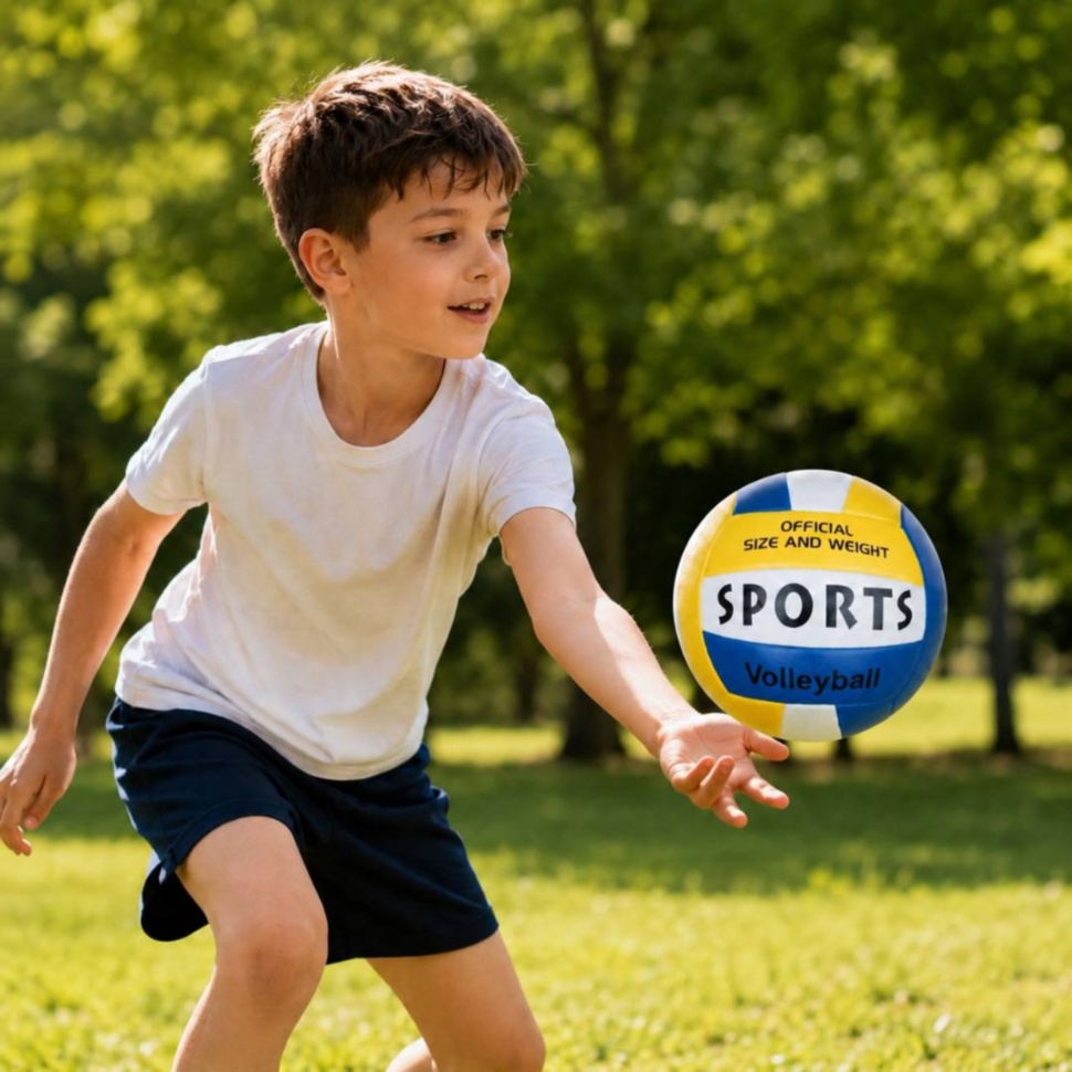 Copil se joacă afară cu mingea de volei pentru copii
