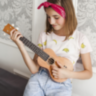 Chitară Clasică din Plastic pentru Copii – 6 Corzi, Design Lemn (culoare aleatorie) 