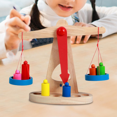 Balanță din lemn cu greutăți colorate | image