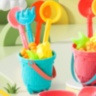 Set Plajă Copii – Găletușă Texturată cu Unelte și Forme Nisip (culoare aleatorie)