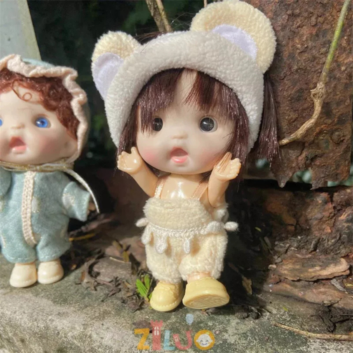 Păpușă Bebe Fetiță cu Căciuliță Urechi și Hăinuțe Pufoase | Jucărie de Colecție și Cadou Adorabil