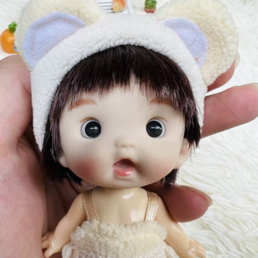Păpușă Bebe Fetiță cu Căciuliță Urechi și Hăinuțe Pufoase | Jucărie de Colecție și Cadou Adorabil