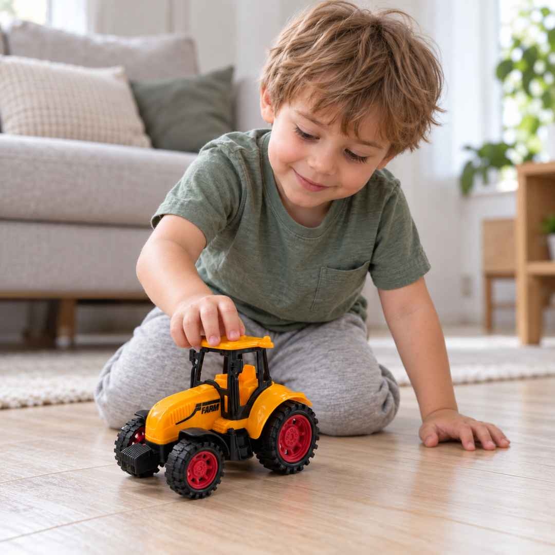 Copil se joacă pe podea cu tractorul cu inerție de 14 cm