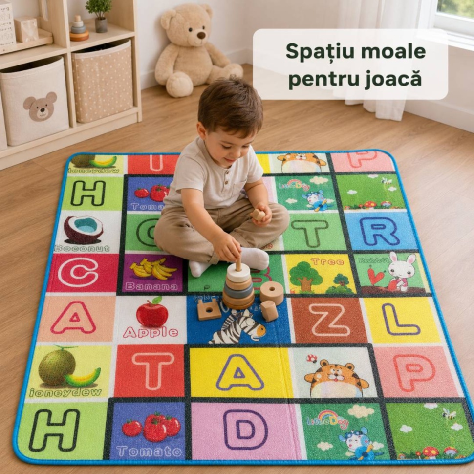 Copil se joacă pe covorul moale cu litere și fructe