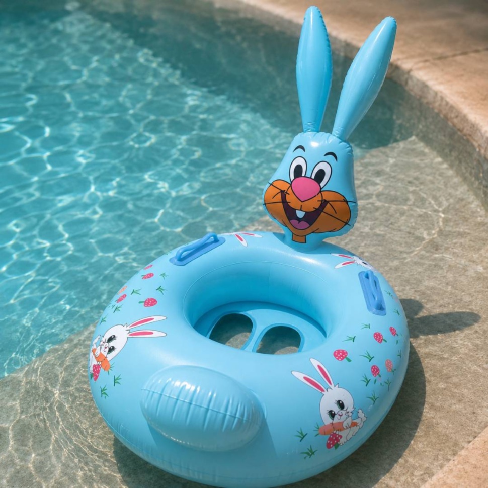 Colac gonflabil albastru model iepuraș pentru bebeluși lângă piscină