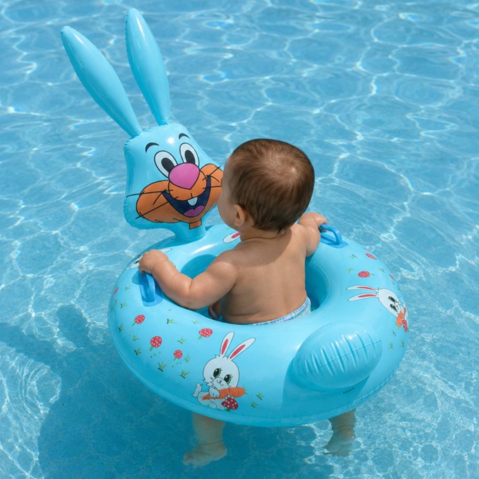 Bebeluș în colac gonflabil albastru model iepuraș în piscină