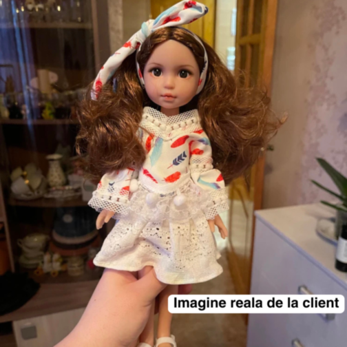 Păpușă Colecționabilă cu Rochie Albă din Dantelă și Fundă Asortată – 35 cm