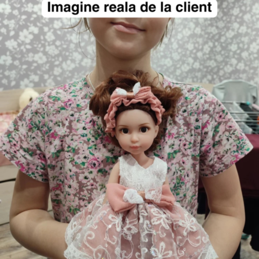 Păpușă Elegantă cu Rochie din Dantelă și Fundă Roz – 35 cm