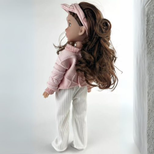 Păpușă Modernă cu Pulover Roz și Pantaloni Albi – 35 cm