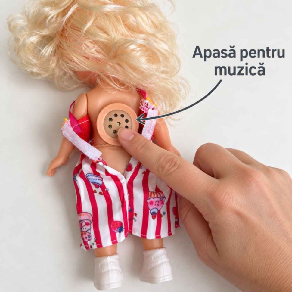 Apăsarea butonului de pe spatele păpușii Sweet Girl pentru pornirea muzicii